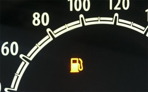 چند کیلومتر بعد از روشن شدن چراغ بنزین خودرو می توان رانندگی کرد؟